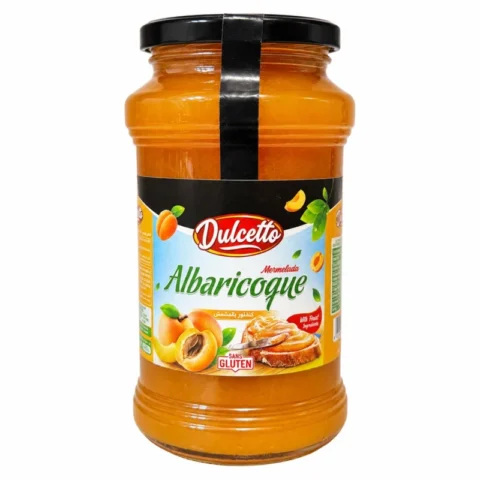 Pot de confiture d’abricot Dulcetto 620g sans gluten sur fond blanc
