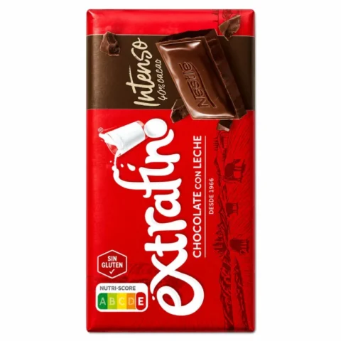 Tablette Nestlé Extrafino Intenso chocolat au lait 40% cacao sans gluten 125g sur fond blanc