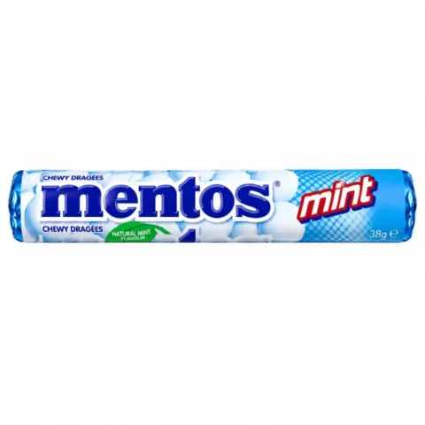 Rouleau de dragées Mentos Mint 38g sans gluten sur fond blanc