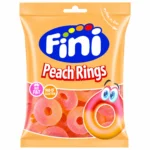 Sachet de bonbons Fini Peach Rings sans gluten 90g sur fond blanc.