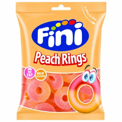 Sachet de bonbons Fini Peach Rings sans gluten 90g sur fond blanc.