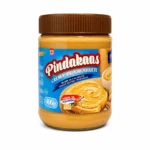 Pot de crème de cacahuète Pindakaas sans gluten 400g sur fond blanc.