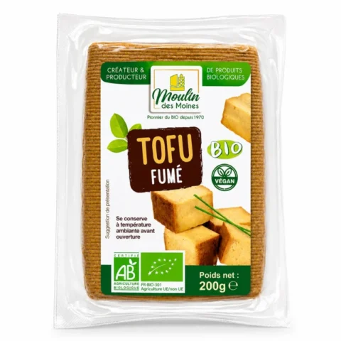 Moulin des Moines tofu fumé bio vegan sans gluten 200g emballage sous vide sur fond blanc
