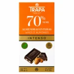 Tablette TRAPA chocolat noir 70 % aux amandes entières sans gluten 175 g sur fond blanc.