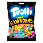 Sachet de bonbons Trolli Sour Glowworms sans gluten 100g sur fond blanc