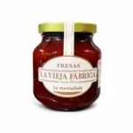 Pot de confiture de fraises La Vieja Fábrica 350g sans gluten sur fond blanc.